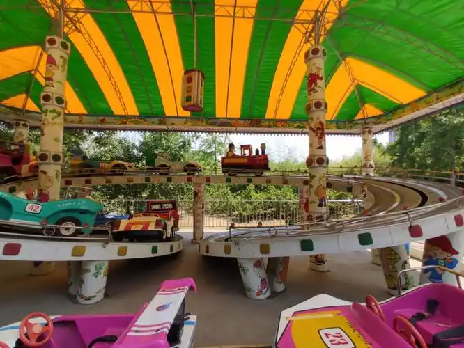 导航大望京儿童乐园,找了一圈没看到停车场.路边全是停车的,我也就.