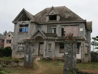 图穷人的别墅之破烂的别墅外景