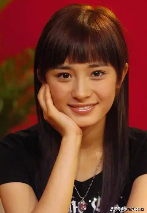 17岁杨幂曾被49岁成龙搂在怀里,网友:整没整容一目了然