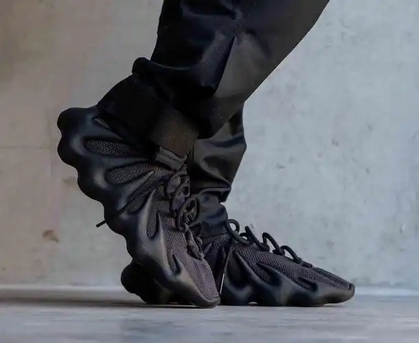 黑武士yeezy 450明日登场!网友:国内发吗?