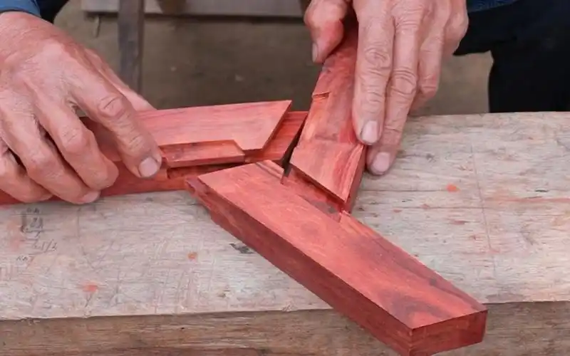 三根木条榫卯结构连接,严丝合缝,完美稳固(三角榫)