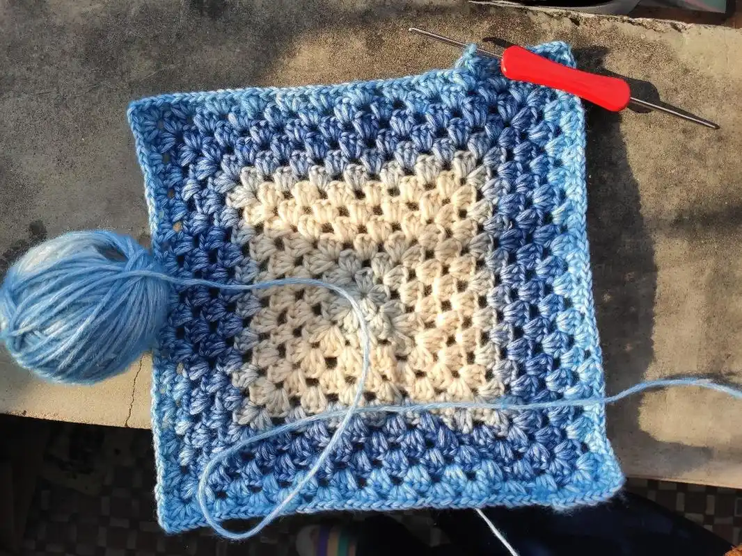 超简单的钩织坐垫/杯垫 觉得这个简简单单的花样与蛋糕线最配啦 用到