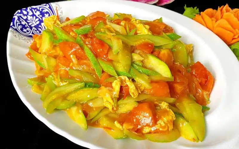 老师傅做这道西红柿炒角瓜的技巧,有没有颠覆你对家常菜的认识