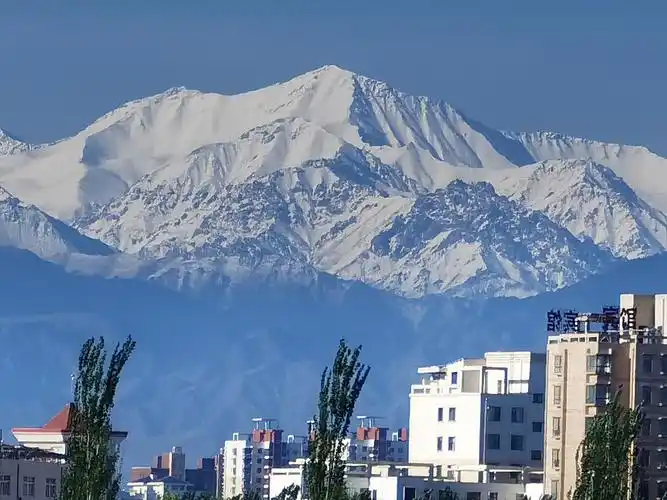 甘肃张掖雪山映衬景如画