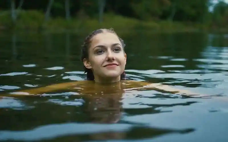 女孩光膀子洗澡被坏人盯上细思极恐的短片