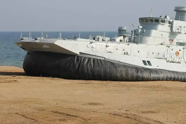 中国首艘国产野牛气垫登陆艇服役,投送能力卓越,或成夺岛利器?