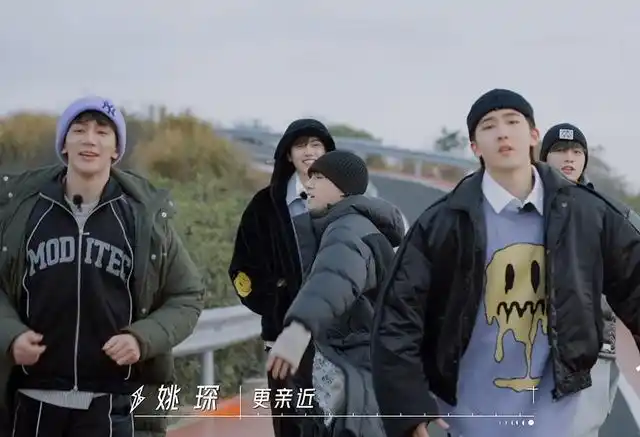 r1se解散团综 围炉夜话泳池表演 732块钱的用心 是感动还是膈应?