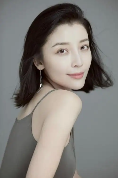 高晓菲吊带裙生活写真一展锁骨美  个人资料简历引关注