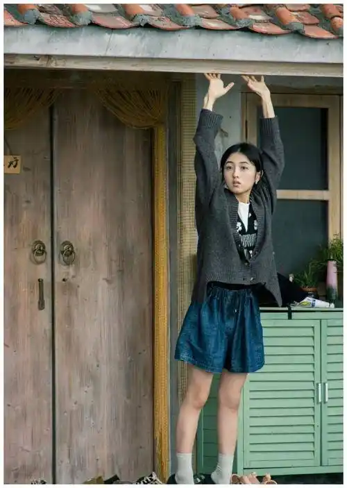 张子枫的私服穿搭感觉好舒服,花衬衫配五分短裤,满满"少年感"_文艺