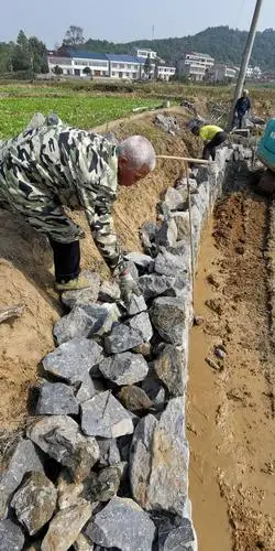 护坡一段一段地来,由近及远,从出水口开始!