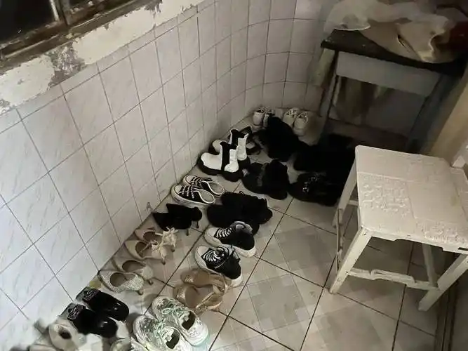他观察到很多住户有在楼道内放鞋的习惯,便动了歪心思,在多个小区逐楼