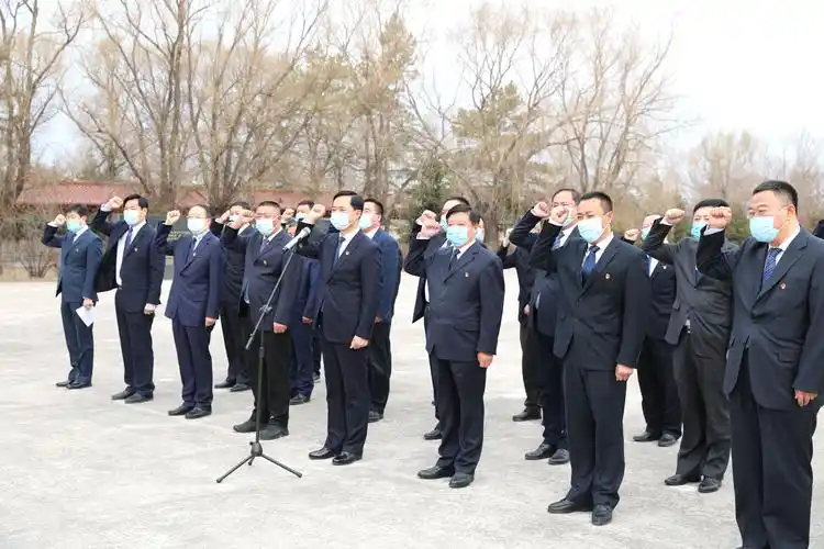 拜泉县委书记刘雁冬代表县四个班子整理缎带,全体参祭人员依次绕行