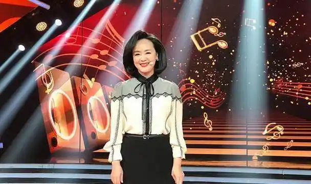 央视主持人孙小梅:嫁小2岁哈佛大学海归,今58岁活成