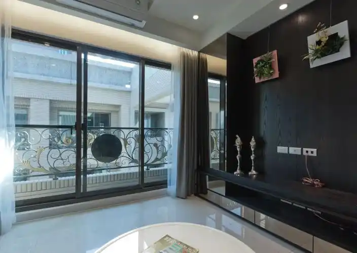 时尚简约客厅玻璃推拉门设计