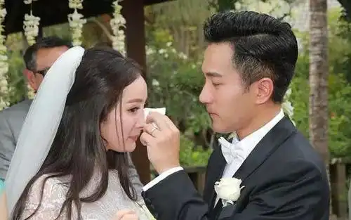 离婚三年刘恺威现身为林夏薇庆生两人脸贴脸甜蜜看镜头