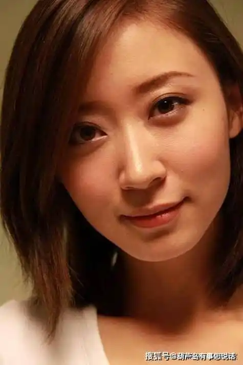 原创漂亮的凤凰卫视黄橙子她是炫目的选美冠军也是很宅的新闻主播