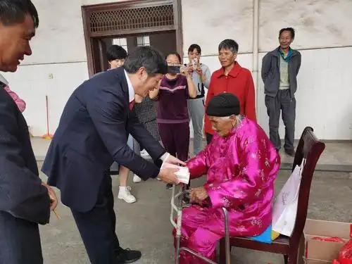 玉溪新乡贤李明定为百岁老人贺寿