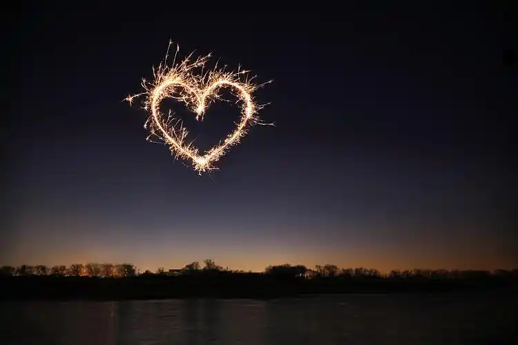 夜晚,烟花光绘,心型图片下载