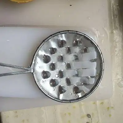 9.用刮刀从前往后刮凉粉,也可以用刀直接切.