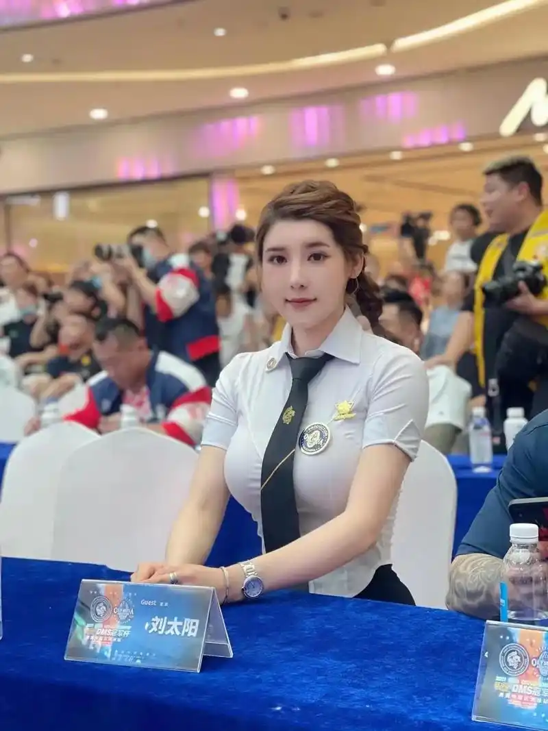 健美大赛爆火的女裁判--刘太阳!天使面孔魔鬼身材!