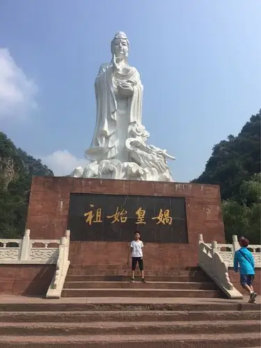 历经三个小时的车程,终于到达目的地,看,这个就是女娲娘娘的神像.