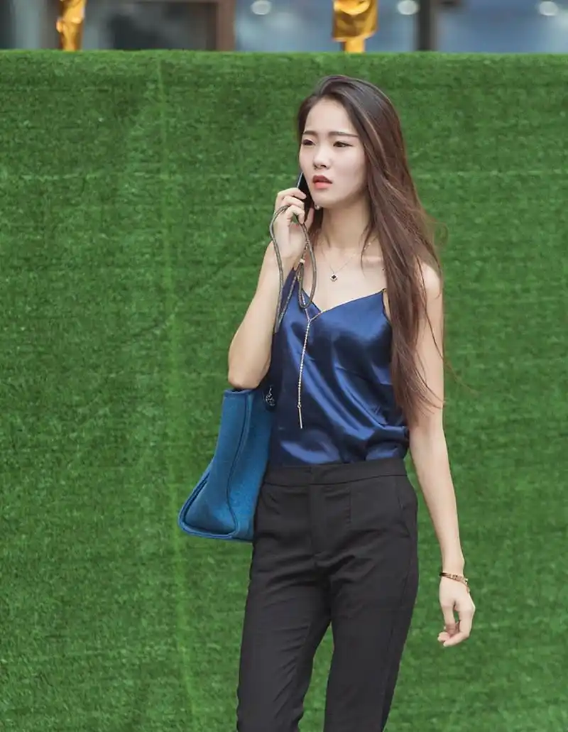 路人街拍:杭州街头的时尚潮人,这位美女的搭配也很简单,但是人家手里