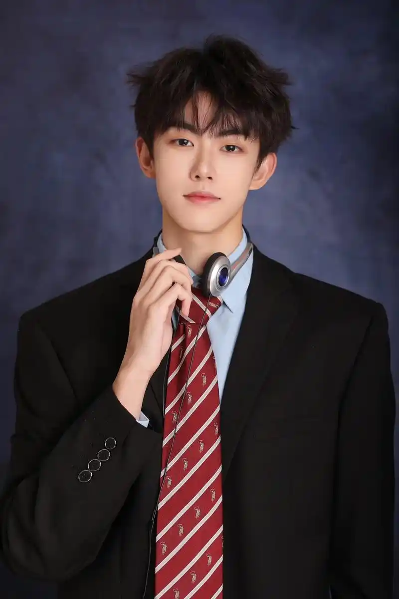 学长来咯.#美式证件照 #可狼可奶 - 抖音