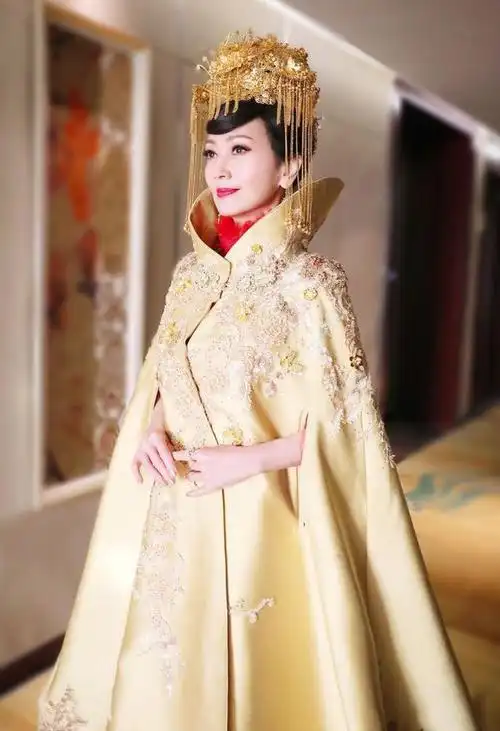 赵雅芝学范冰冰穿龙袍输的一败涂地网友63岁老奶奶嫁衣