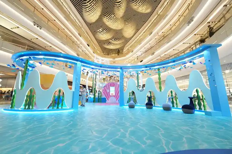 环贸iapm商场于日前倾情呈现"潮浪十年 绮幻盛典"10周年主题活动.