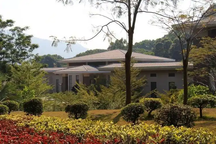 深圳市麒麟山疗养院位于市西郊距新的市中心区 20 余公里的麒麟山下