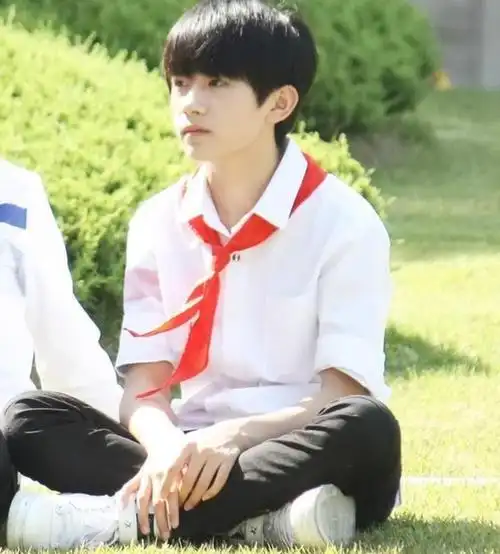 易烊千玺活动现场戴红领巾面露自信,进校园献唱正能量满满