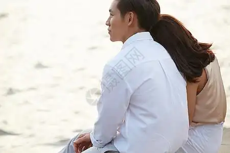 女生倚靠在男生肩膀上图片