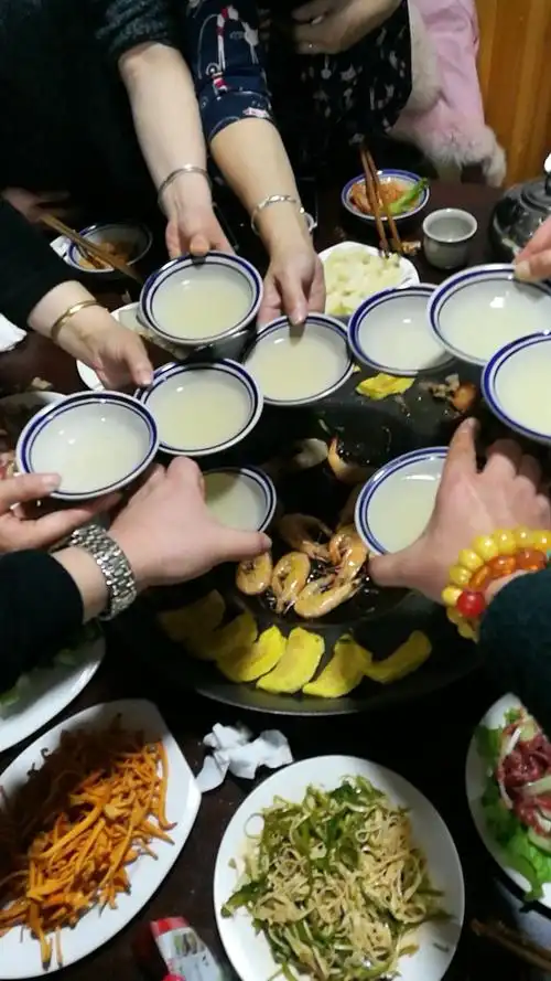 大碗喝酒,畅快淋漓,尽显江湖豪气