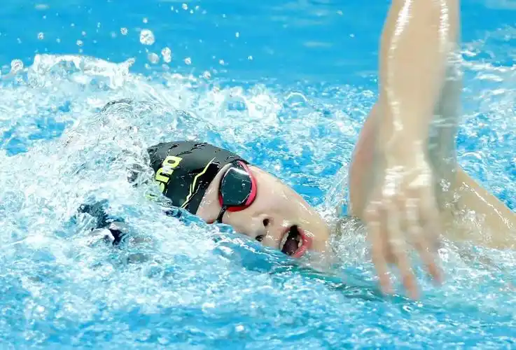 游泳运动员汤慕涵