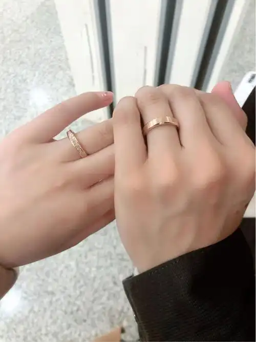 对戒很好看,婚博会上买还赠送了一个婚纱