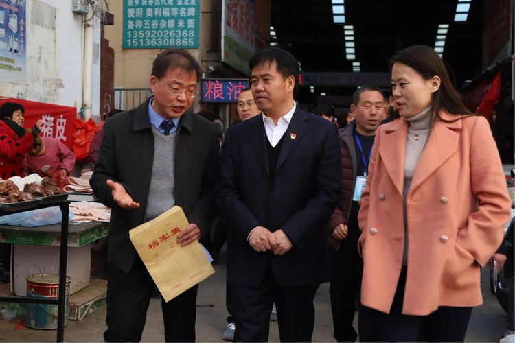 市长何武周察看偃师春节食品市场监管和安全生产工作