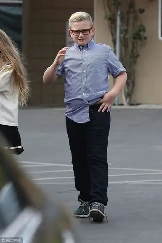 小儿子胖乎乎超可爱.  图片来源:stefan / backgrid/视觉中国