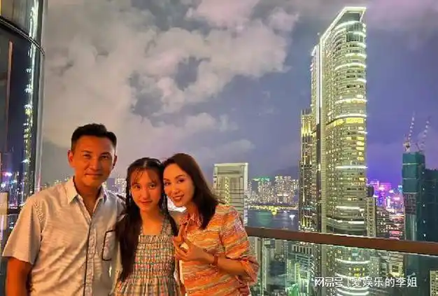 林文龙郭可盈和女儿开心赏月度过一家三口互相搂着很温馨