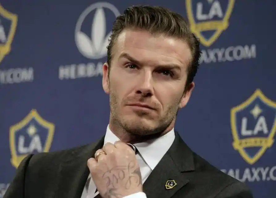 贝克汉姆暴帅现身温网看台,穿西装男人味浓,发量明显减少