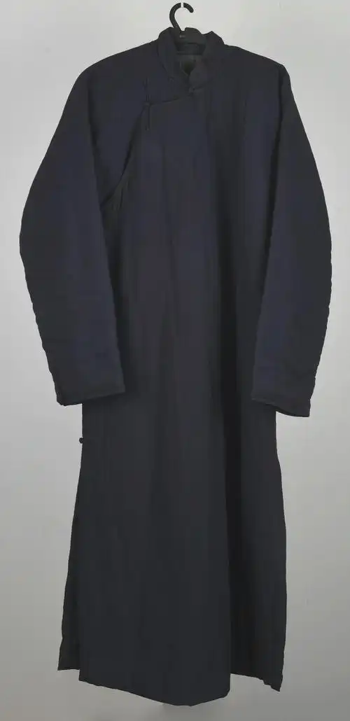 罗将军身前藏青色棉质长衫一件.