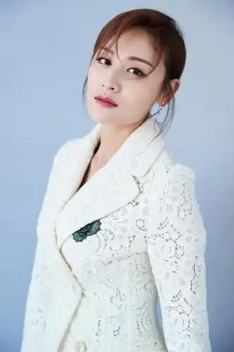 眼神杀!叶一茜白色西装强行撩妹