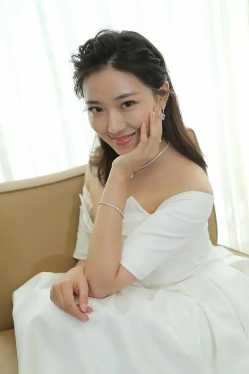 菅纫姿穿白裙坐在沙发上太美啦