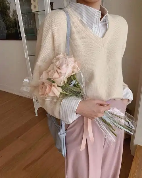 另外,关于"拿花"拍照,还有一种方式,那就是将花束抱在身上,置于一边