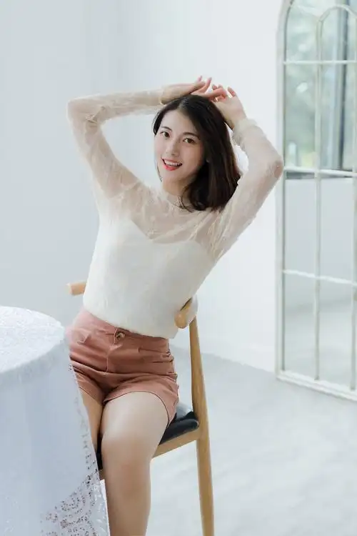 的时尚在室内放松坐女孩优雅年轻人像抓拍色彩#漂亮女孩可爱魅力还