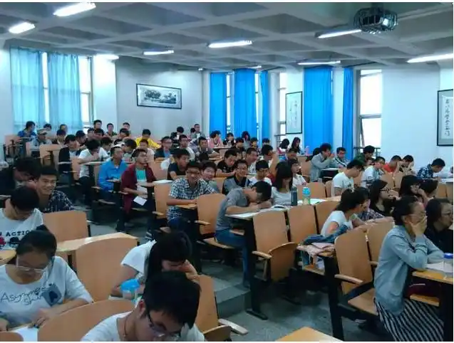 清华大学教室的这组照片引关注,网友讽刺:读清华就这素质?