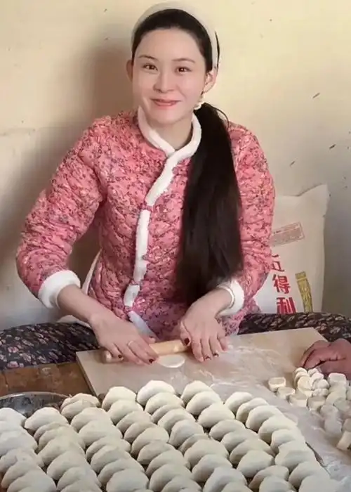 张颖颖单县过年,穿花棉袄棉裤像当地小媳妇,很勤快包饺子扫庭院_生活