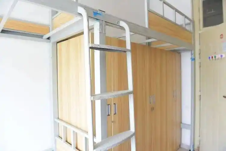 南京体育学院c楼是上床下桌,其余为上下铺.