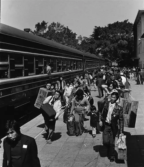 1979年的深圳火车站站台