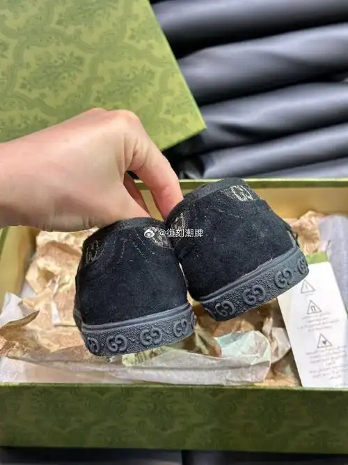 gg印花压纹外底,互扣式双g和"gucci"刺绣等经典细节更添魅力格调.