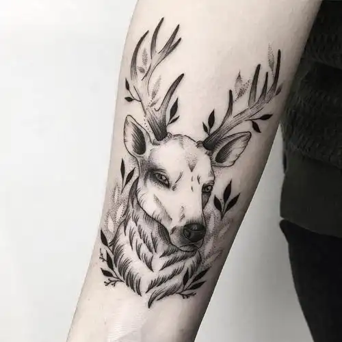 小臂点刺风麋鹿纹身图案